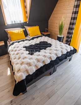 Narzuta z owczej skóry biało czarna - szachownica