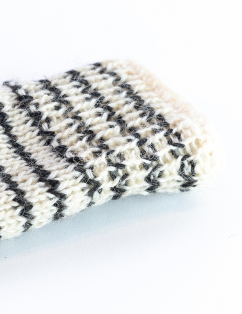 Jednopalczaste, bardzo grube rękawiczki wełniane z nowoczesnym wzorem, uniwersalne.