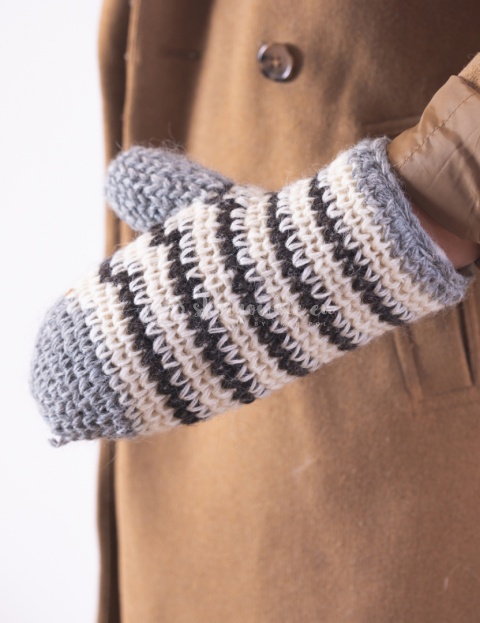 Jednopalczaste, bardzo grube rękawiczki wełniane z nowoczesnym wzorem, uniwersalne.