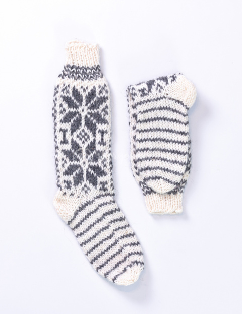 High, thick, white socks with wool filling with a gray, highlander pattern High, thick, white socks with wool filling with a gray, highlander pattern