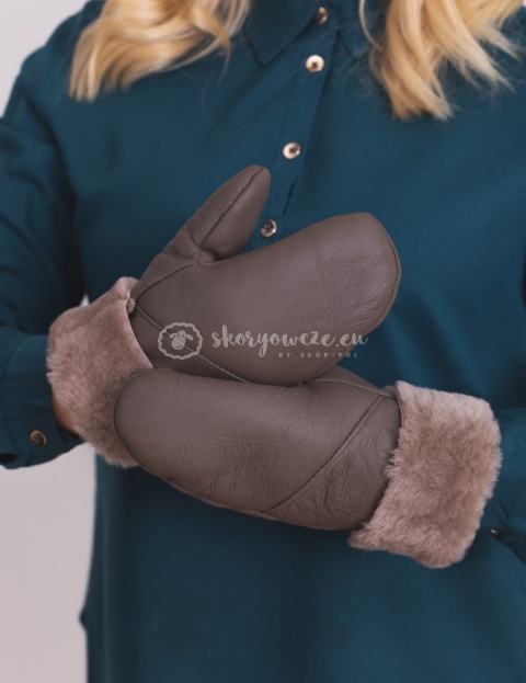 Kawowe jednopalczasate rękawiczki ze skóry jagnięcej żywicowanej z beżową końcówką