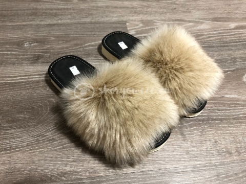Klapki futrzane pantofle sztuczne futerko / beżowe